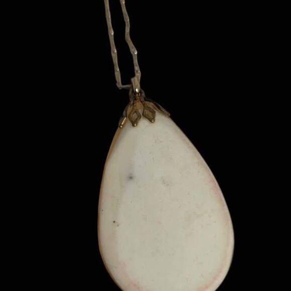 Vintage Floral Resin Teardrop Pendant Necklace 17.75" Gold Tone - Picture 4 of 5